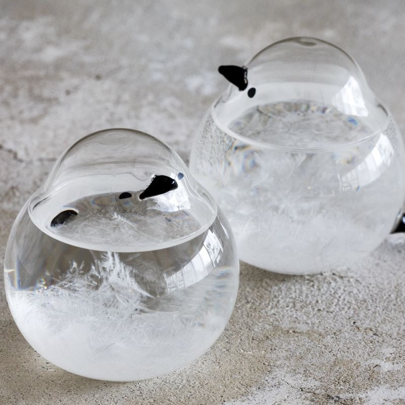 Kraso_felissimo's tweet image. シマエナガのストームグラス

「雪の妖精」シマエナガが、癒やしと天気予報を届けてくれるストームグラスになりました。透明ガラスの中で変化するふしぎな結晶が、雪にも羽毛にも見えてきます❄️

▼くわしくは
felissimo.co.jp/couturier/blog…