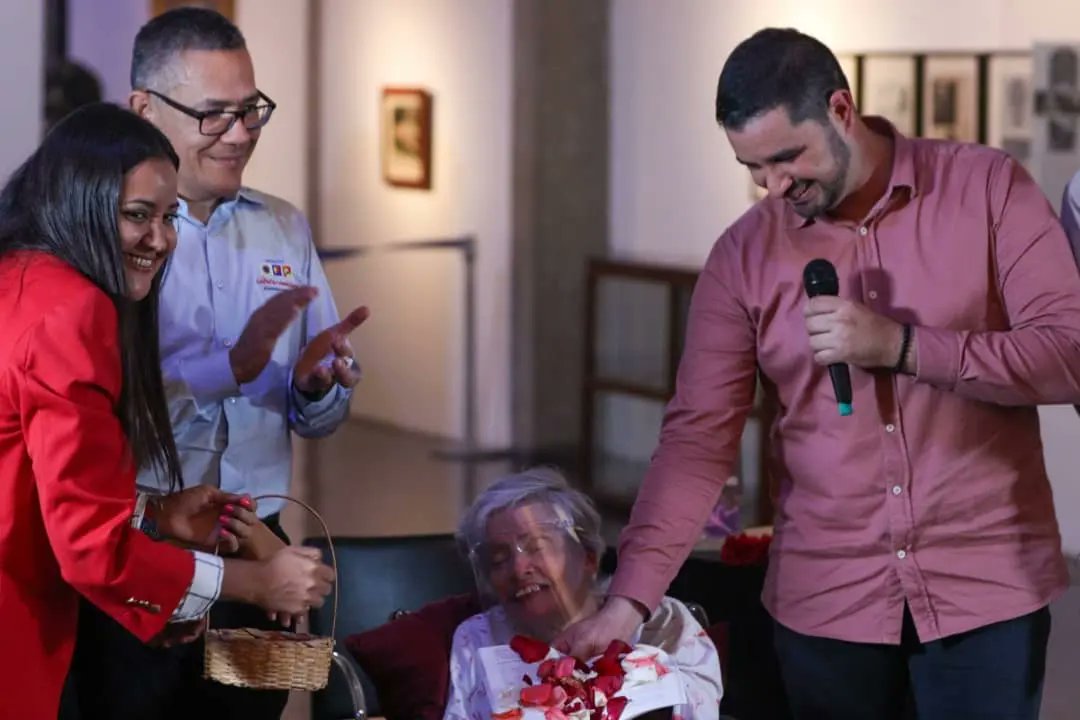 Me complace haber acompañado a mi hermano Gustavo Villapol en la presentación de su libro De la Guerra a la Vida, del cual tuve el privilegio de escribir el prólogo. Hoy celebro junto a Gustavo, sus padres y Valentina Vadell, este aporte editorial para el debate.
#Filven2022