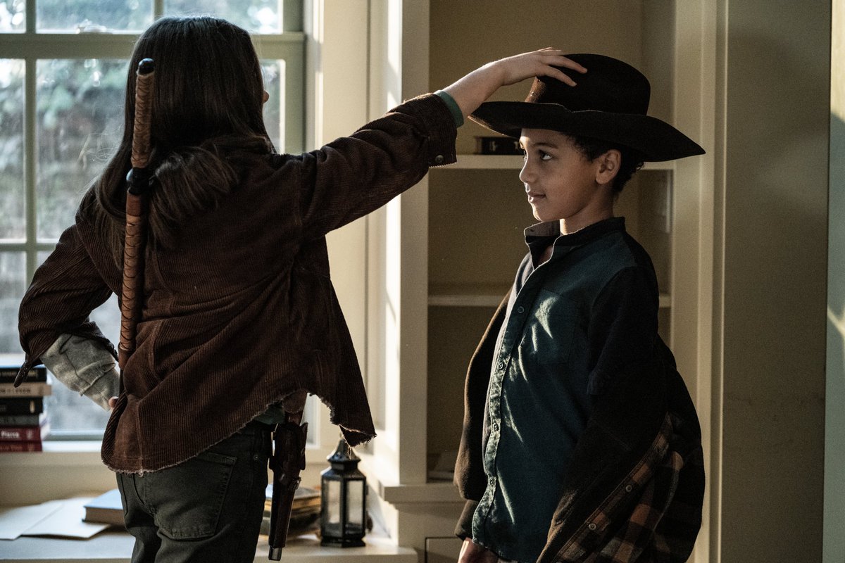WalkingDead_AMC's tweet photo. RETWEET if you're watching the penultimate episode of #TWD starting right now! https://t.co/DGDfNnyvGV