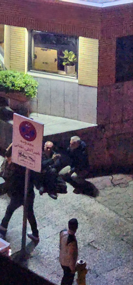 HassanRonaghi's tweet photo. پدرم که تازه از بیمارستان مرخص شده درسرمای شب ساعتها منتظر خبری از حسین بود

لعنت به شما ظالمان

#حسین_رونقی https://t.co/VGrC8Q7vQN