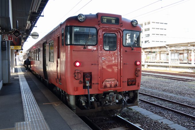 1枚目。電車の顔写真。これは間違いなく撮ってる。しかし2枚目のような写真は地味に撮っていない。漫画に使えるのは2枚目の写真。 