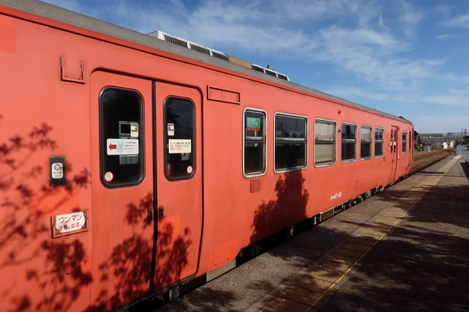 1枚目。電車の顔写真。これは間違いなく撮ってる。しかし2枚目のような写真は地味に撮っていない。漫画に使えるのは2枚目の写真。 
