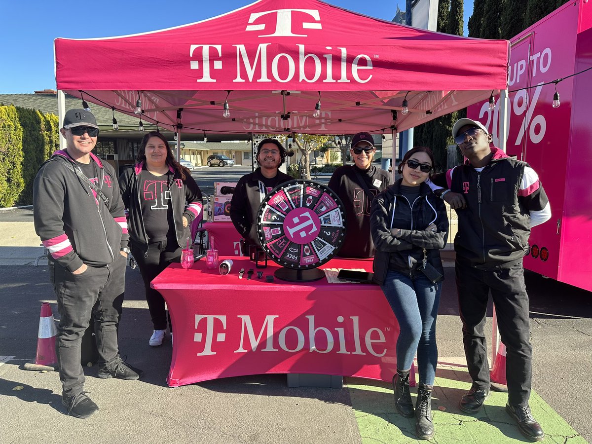 Winter has arrived ❄️Check out the Buellton 541F and Lompoc 4SIB teams creating holiday magic with the Kern County Mobile Distributuon team at the Buellton Fall Festival! ❄️<a href="/rlobatojr/">Robert Lobato Jr.</a> @OrlandoSMRA <a href="/MarioMarTMo/">Mario Martinez</a> <a href="/angelsparklez/">Glitter Angel</a>
