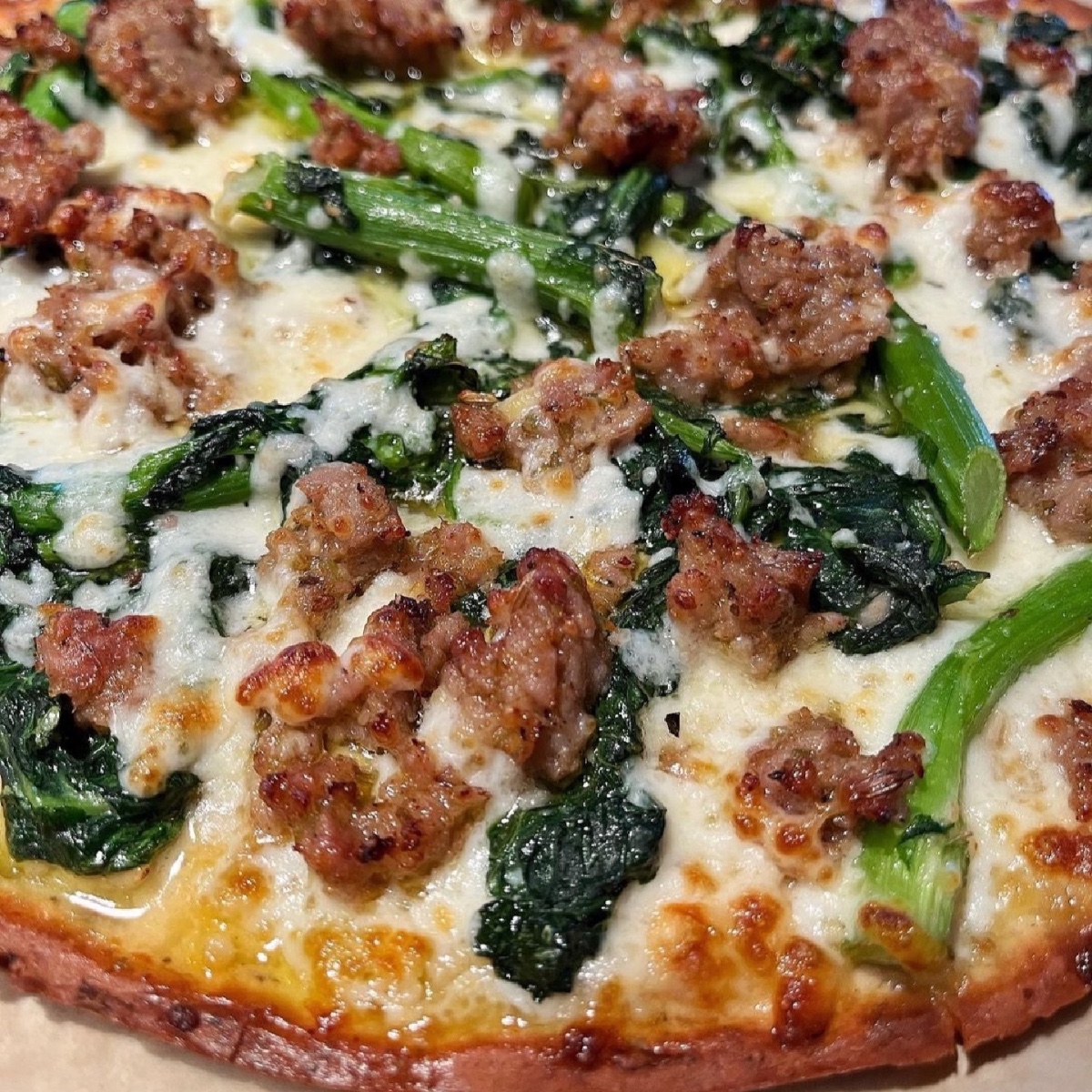 " @unopizzeria.webster Cauliflower crusts… yay or nay? We paired ours with our new Sausage &amp; Broccoli Rabe pizza and the low-carb result was SO good! 🤤" #eatbroccolirabe #broccolirabe #pizzalovers