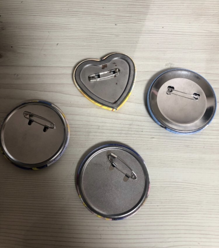hyun_SDP's tweet photo. 손동표 핀버튼 개당 1500원 
하트만 2000원 하트는 뒤에 약간 녹이 슬어있어요ㅠ
이은상 핀버튼 1000원
편하게 연락주세요☺️
#손동표 #손동표_굿즈 #손동표_핀버튼 #이은상_핀버튼 https://t.co/j9G4JFfDjW