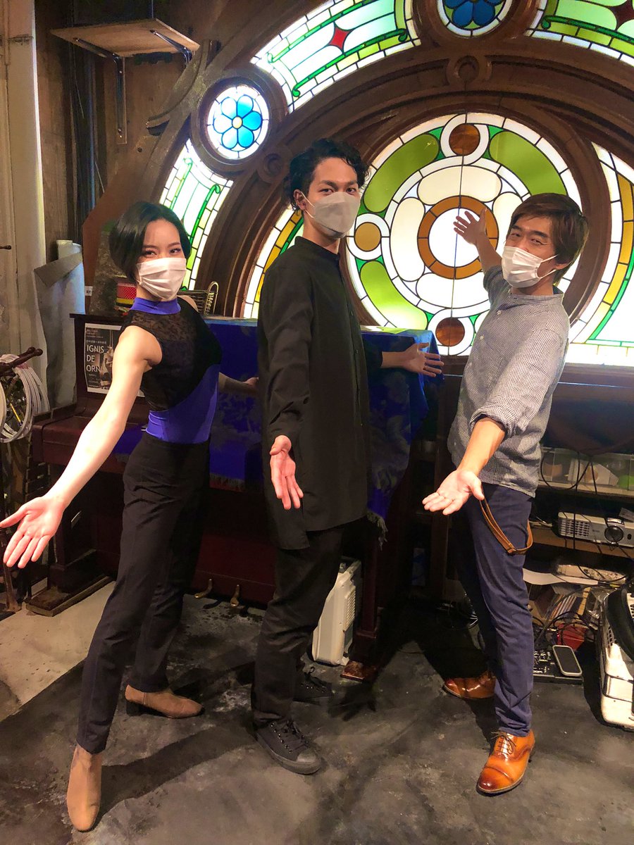 goldenkamy0804's tweet photo. 素晴らしい #芸 を拝見して👀仰天したり歓喜😆鳴り止まない👏👏👏飲食物を置く小テーブルを空にしておかないと、このブルーのシルク布が飛んでくる程の齧り付き。🪗#桐山ショウゴ 団長、#ジャグラー #小林トモヒロ #エアリアル #MIKA もっと凄いのが24(木)25(金)
#VerticalConnection @野毛うっふ https://t.co/0FfTmGPji6