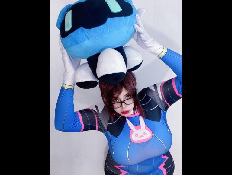 ElMundoShiro's tweet photo. La popular #Cosplayer #ivycrimson_01 ha deleitado a la comunidad #Gamer con un suculento #Cosplay del personaje femenino #Mei vistiendo un traje de #D_Va de la franquicia #Overwatch. #Mei. https://t.co/xyaqnY63gV