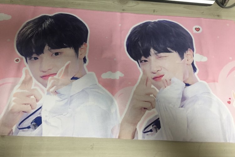 hyun_SDP's tweet photo. 손동표 반사 슬로건 팔아요!보관 잘 해둬서 깨끗해요 1.2에 팔아요!쿨거 하시면 그냥 1.0에 드릴게요!
#손동표 #손동표_굿즈 #손동표_반사슬로건 https://t.co/sjiLhVZdTF