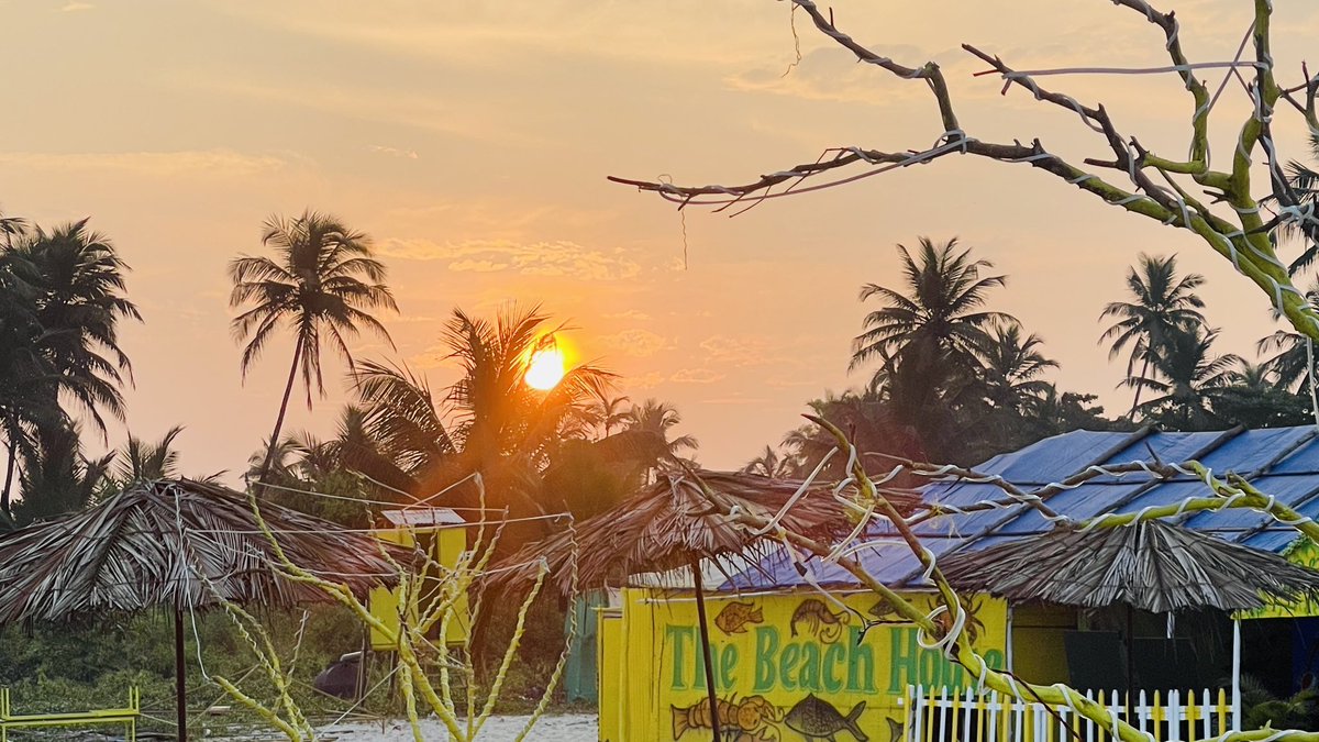 Glorious Sunrise ☀️ at Island paradise in Goa. Have a lazy week everyone 😉 
#IncredibleIndia #Goa #sunrise