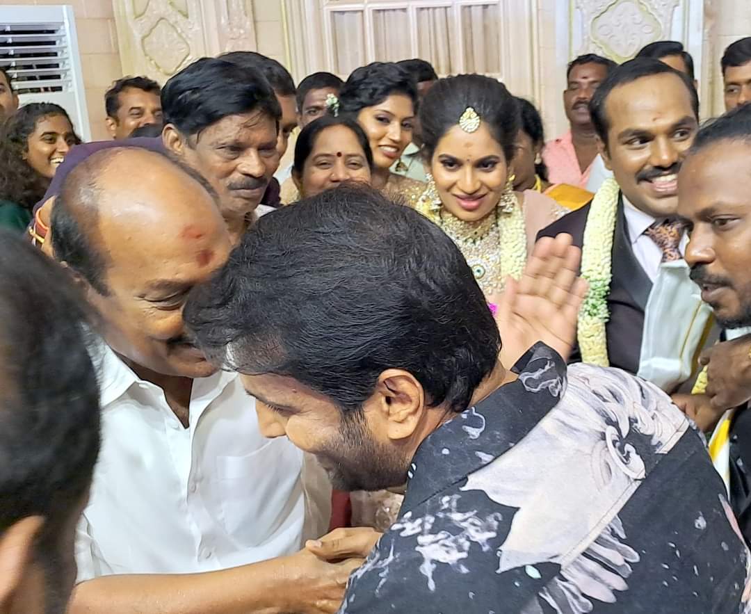 kumarTN29's tweet photo. திமுக(MP)திரு @Jagathofficial 
அவர்களின் இல்ல திருமண விழாவில்💐அண்ணன்😎 திரு @iamsanthanam அவர்கள் 
இதே வேற கட்சியாக இருந்திருந்தால் என்ன 
உருட்டு உருட்டி இருப்பாங்க சில சமூக விரோதிகள் 
என்றுமே அனைவரின்❤️  #அன்புக்குரியவர்_சந்தானம் 
#Santhanam #AgentKannayiram
#Kick @santa_msm https://t.co/iT6ia8WuCY