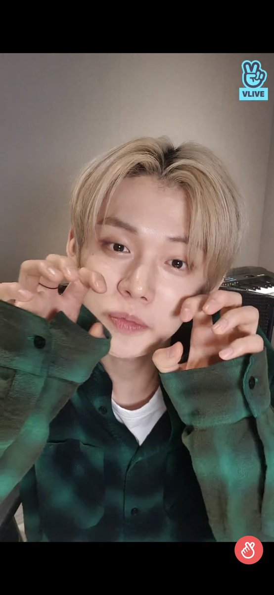 ochamuchaco's tweet photo. 21日までだってさっ！！
がんばりまっしょーーーい笑

I'm voting for TOMORROW X TOGETHER (@TXT_members) for Favorite K-Pop Artist at the #AMAs https://t.co/dOkQrJjswW