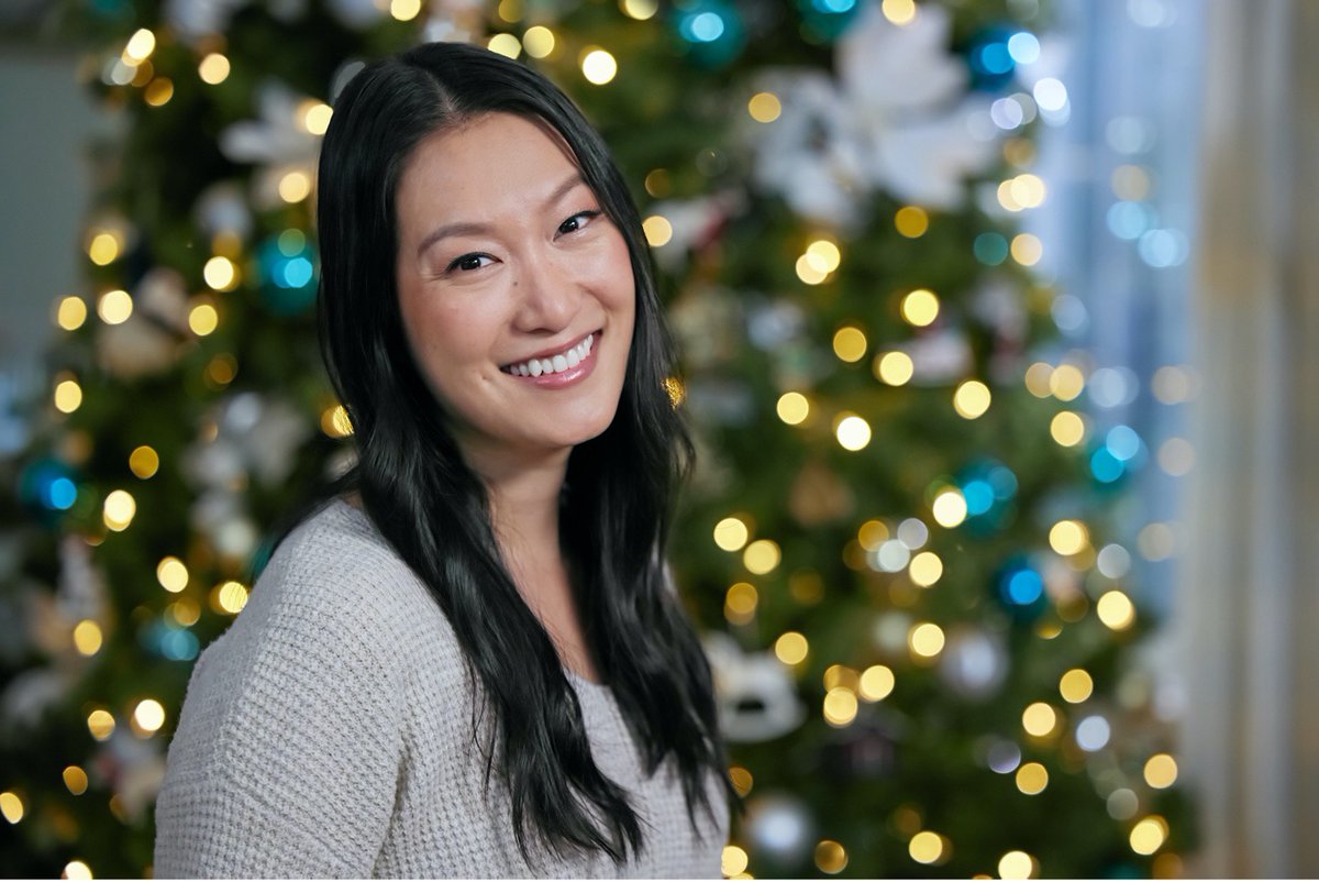 hallmarkchannel's tweet photo. Romy @therealkarawang is going back home to spend Christmas with her family! #ChristmasAtTheGoldenDragon #CountdownToChristmas https://t.co/shkekQPPIM