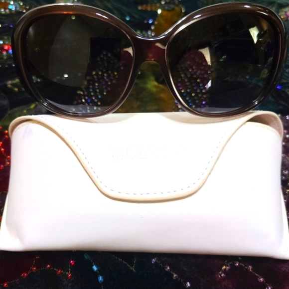 kate_vine_'s tweet photo. So good I had to share! Check out all the items I'm loving on @Poshmarkapp from @SamanthaPerz #poshmark #fashion #style #shopmycloset #jimmychoo #valentino #gucci: https://t.co/xe3xFy0AA7 https://t.co/acMhiK8ViM