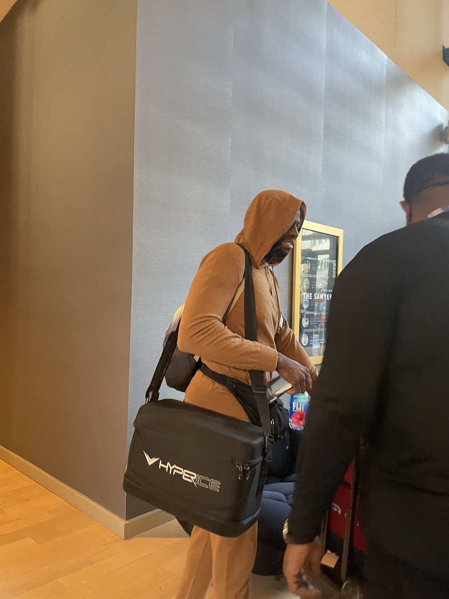 2mvpkidz's tweet photo. When you walk into a building for a restroom and see players from your favorite basketball team #klayismyfav #ialmostfainted #grownwomanfanwithlittlekids #DubNation https://t.co/bwxSTSvZ5j