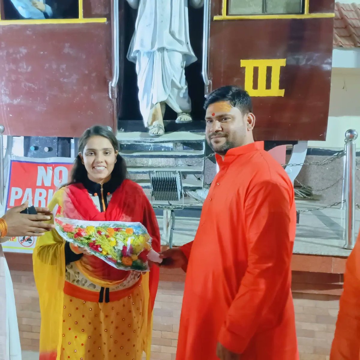 murti_ji's tweet photo. 13.11.2022को देर रात बापू धाम मोतिहारी मे आगमन पर भक्तो द्वारा पूज्या देवी जी का भव्य स्वागत अभिनन्दन किया गया 🙏🏻🙏🏻🙏🏻
#pujydevidharmmurtiji #bihar #motihari #ramkatha #devidharmmurtiji #sprichual #jharkhand https://t.co/l8tqTSVqaK
