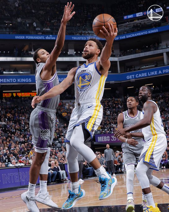 Stephen Curry left-handed layup