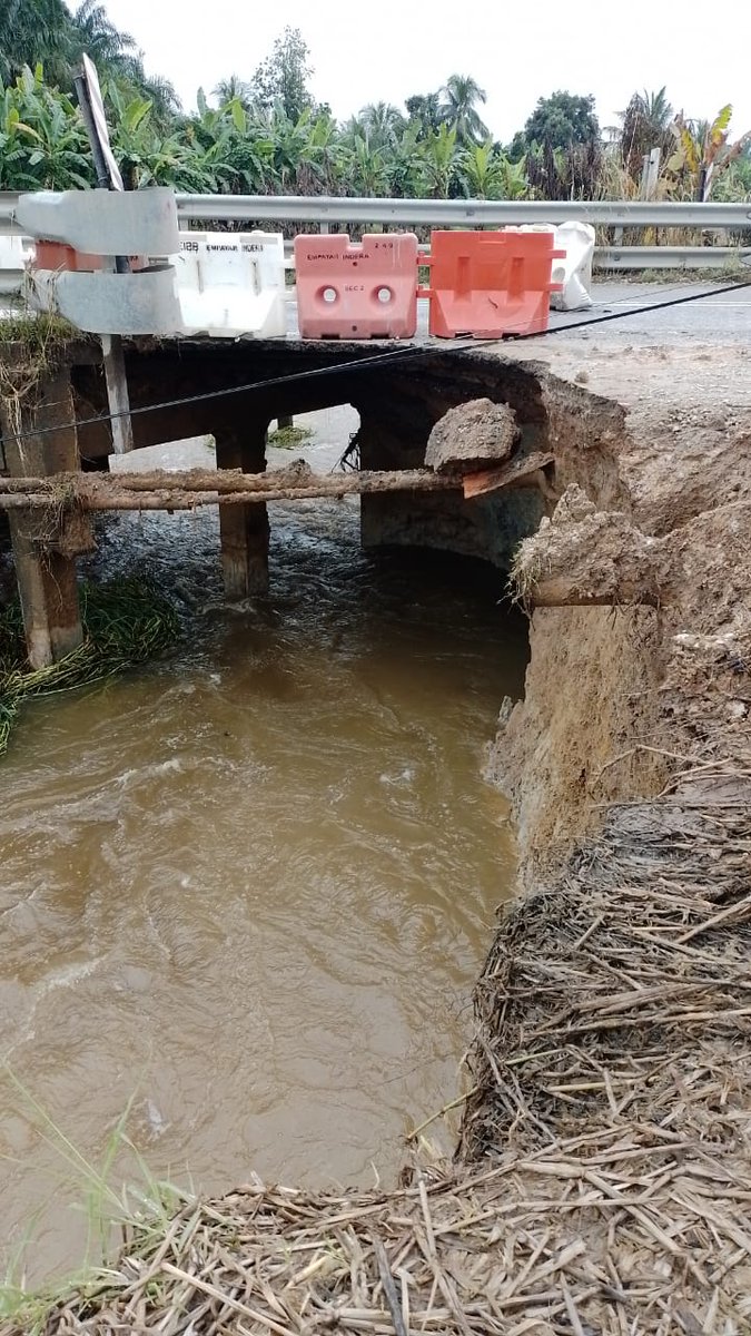 twt_Bota's tweet photo. Makluman kepada sesiapa yg balik/pergi ke bota / titi gantong melalui lambor kiri / kuchai / tluk kepayang. Jambatan bakong ditutup sementara mulai pg ini masalah tanah rebak.  Kena ikut laluan bota kanan .harap maklum.

Info : group wasap. 

Hati2 kome musim2 hujan ni https://t.co/JE7sR3DaJ9