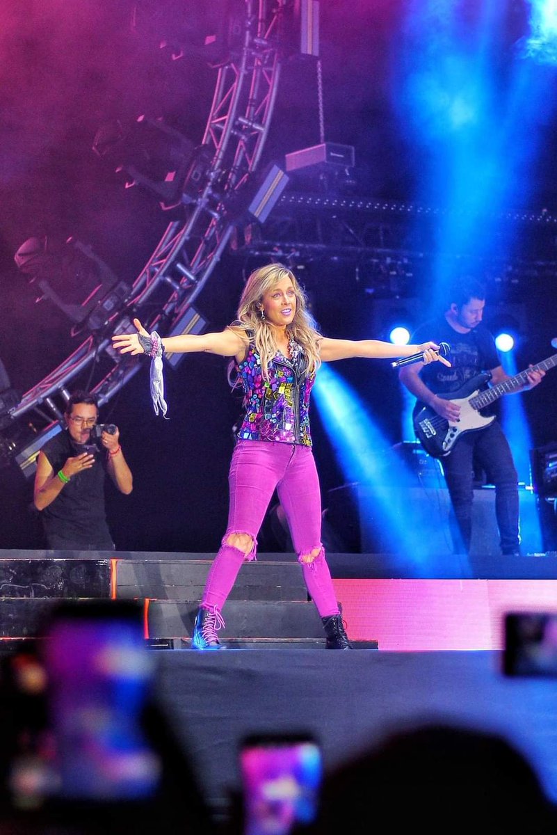 magiadefey's tweet photo. "Azúcar Amargo", "Gatos en el balcón" y "Muévelo" hicieron vibrar a las más de 30,000 almas que bailamos y cantamos con @officialfey ✨ la noche de anoche.

#Fey #90sPopTour #ElectronicDream #MagiaDeFey26Años https://t.co/qJTa1dF072