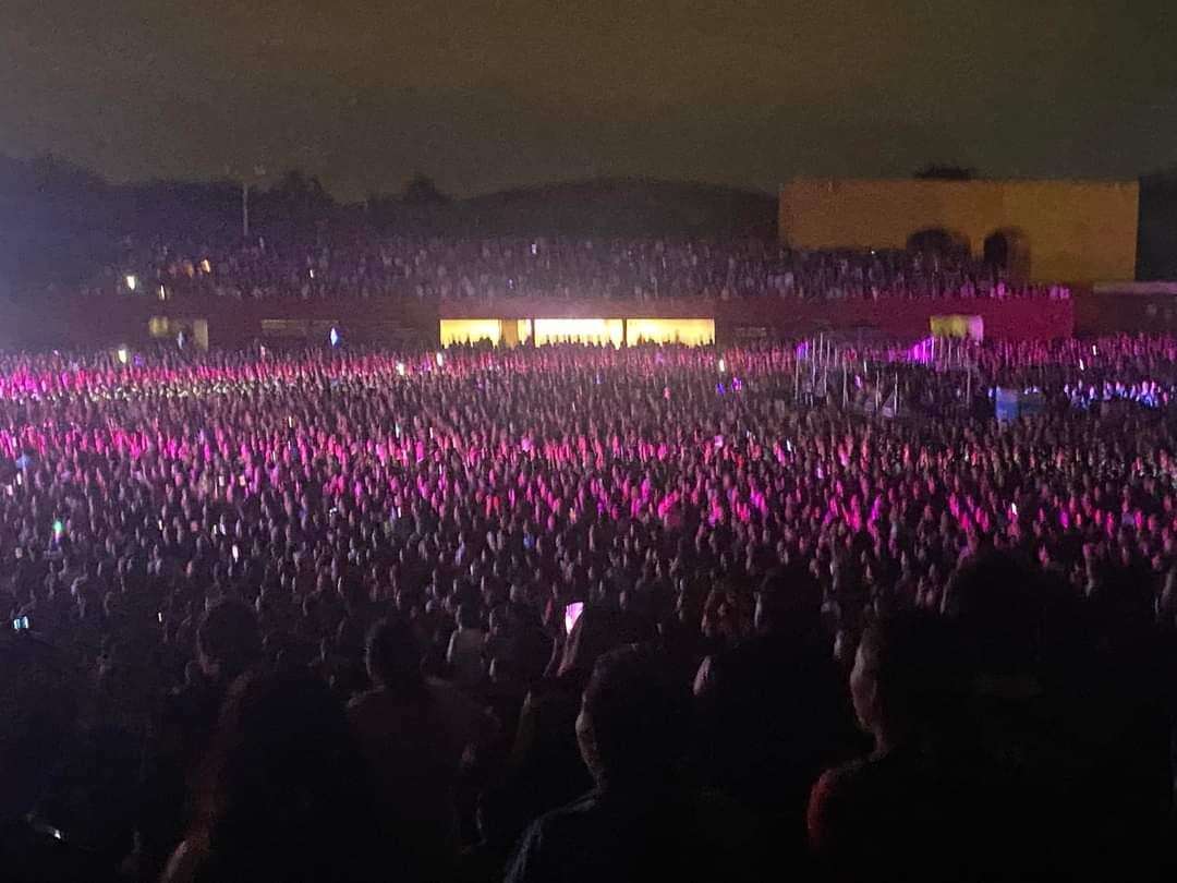 magiadefey's tweet photo. "Azúcar Amargo", "Gatos en el balcón" y "Muévelo" hicieron vibrar a las más de 30,000 almas que bailamos y cantamos con @officialfey ✨ la noche de anoche.

#Fey #90sPopTour #ElectronicDream #MagiaDeFey26Años https://t.co/qJTa1dF072