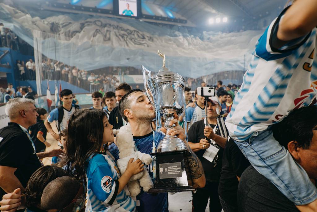 ¡ARGENTINA CAMPEÓN DEL MUNDO! 🏆🇦🇷❤️ ¡Gracias por la garra para defender la celeste y blanca! ¡Gracias a todos por el aliento y la emoción para hacer vibrar el Cantoni! En un día histórico, mostramos al mundo nuestra pasión por el hockey sobre patines y la #RevoluciónDeportivaSJ.