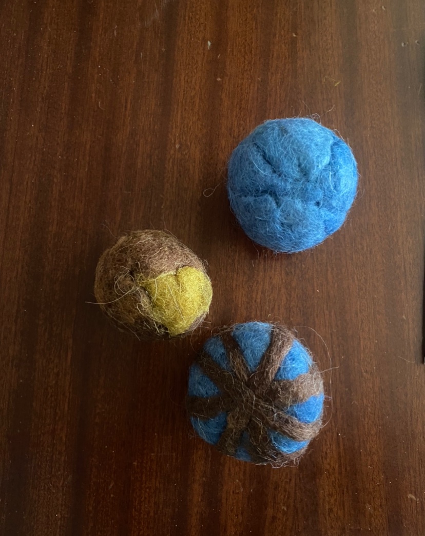 TheUnconvential's tweet photo. These 3 fabric balls can be charged with heat from your body if you hold them when you’re feeling warm, and then you can use them on a cold day to generate heat to your hands. https://t.co/qlWoRT7QPP