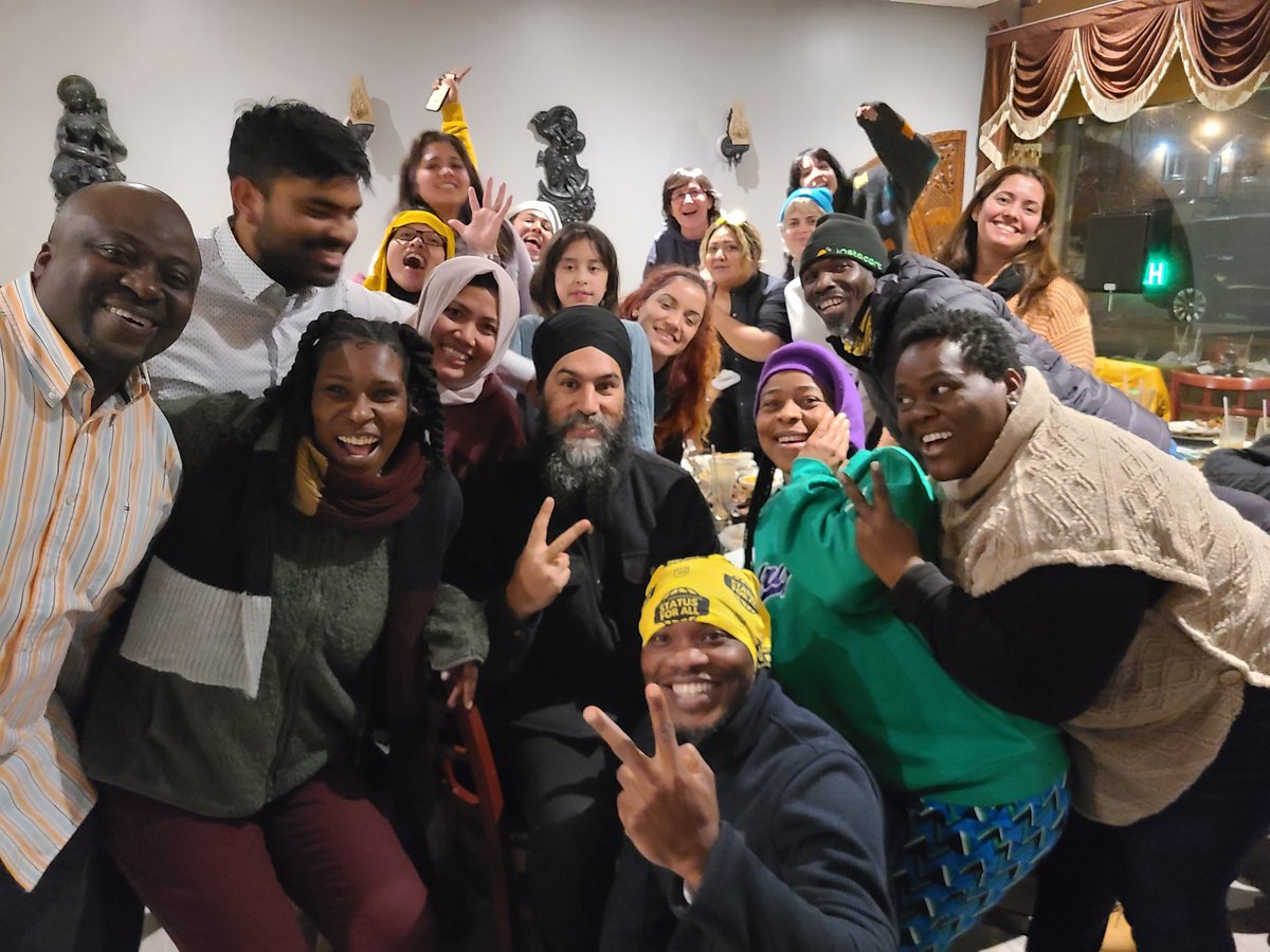 hussansk's tweet image. Migrant and undocumented leaders bumped into @theJagmeetSingh during dinner today (he was getting take out). Looking forward to @NDP support for regularization and #statusforall.