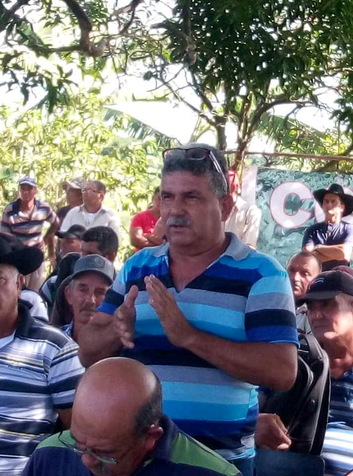Un encuentro de  compromisos y voluntades se desarrolla con el Movimiento Político Productivo 90x90 de #Camajuani.
Producir para el pueblo, bajar los precios y ser fieles al legado del Comandante en jefe Fidel Castro fue el compromiso de estos campesinos de #VillaClara.