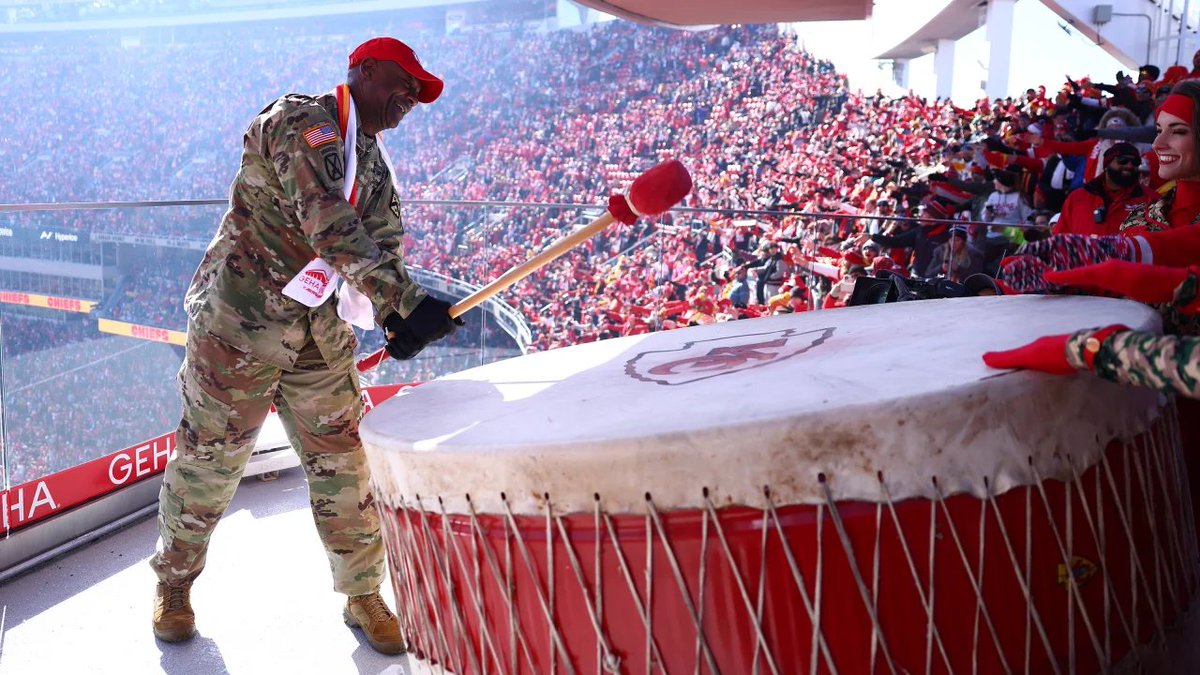 길혜경 on Twitter "RT usacac LTG Beagle took a roll on the drum at