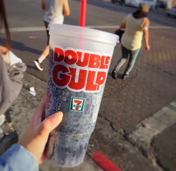 @sainou_and アメリカ人、セブイレでこんなん平気で飲んでるからね。
そらアイスもピザもデカいよね。 