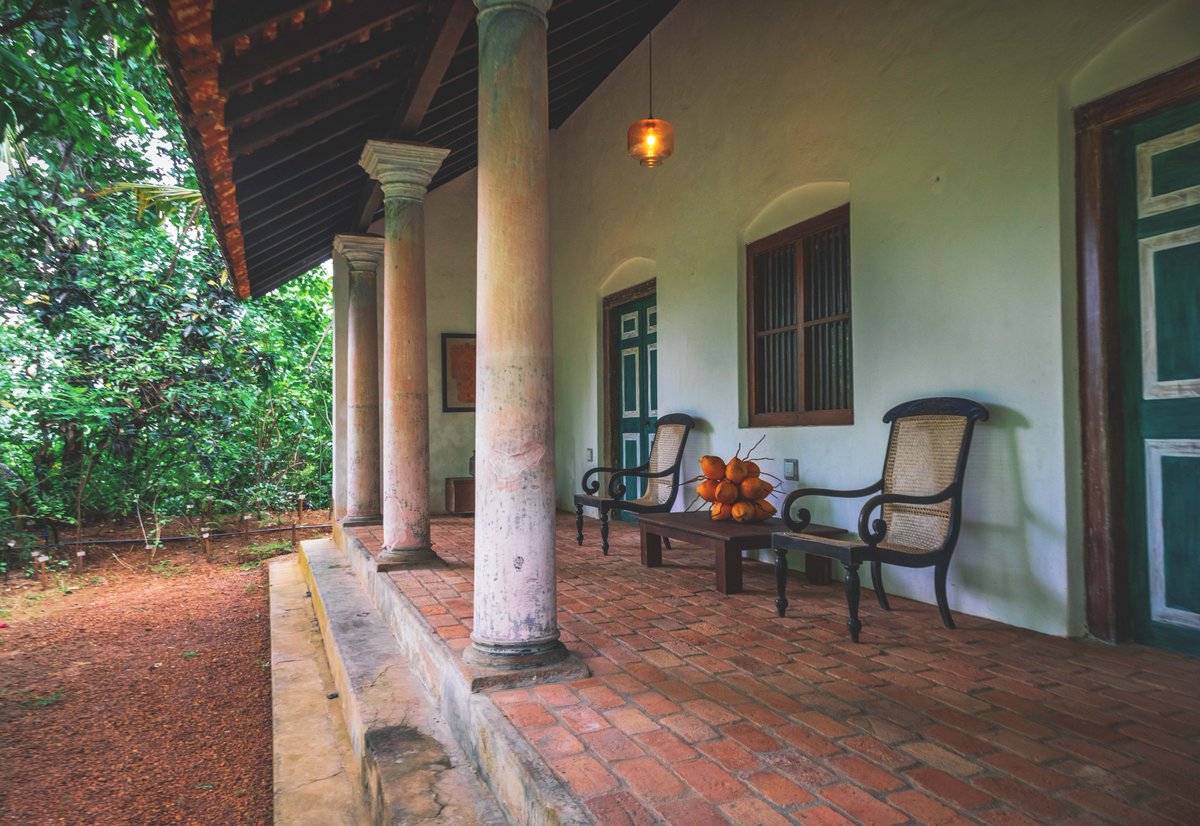S_MorningLight's tweet photo. IN THE VERNACULAR
Traditional #SriLankan #veranda in late #19CE style incorporates some European touches (the latter most obvious in the #Tuscancolumns). #Kosgoda, Dec 2019. More@ https://t.co/wdZdv9D5ZP
#architecturalphotography #travelphotography #SriLankanhouse #tropicalliving https://t.co/GBYyzfnDvC