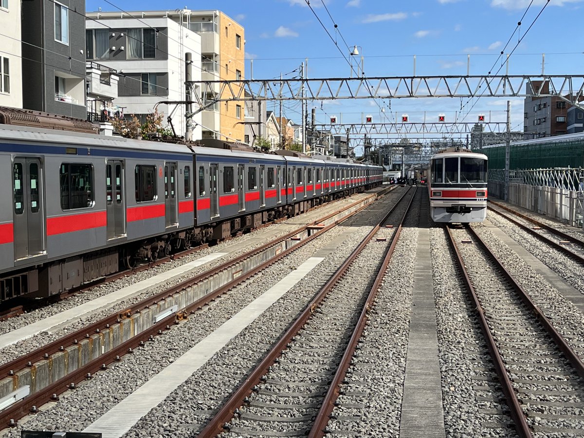 liner_85's tweet photo. 連日21000系が留置されている5番線に3013Fが。
奥で乗務員教習中(?)の様子。
2週間続いた相鉄車の教習はひと段落でしょうか。(この後入線?)
久しぶりの日常の車庫景が広がっています。
但しこのシーンも非日常になっていきますが。
#奥沢車庫 #東急目黒線 #3013F #5186F https://t.co/GBDrN1Ivam