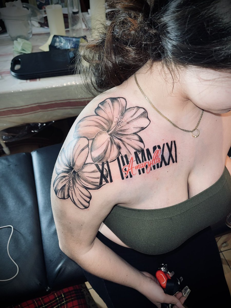 SimiLegendary's tweet photo. Hibiscus Flowers and Roman Numerals by Simi.  Book your next tattoo appointment with Simi
Instagram: @simitatu_
Twitter: @SimiLegendary https://t.co/L54XwX9drz