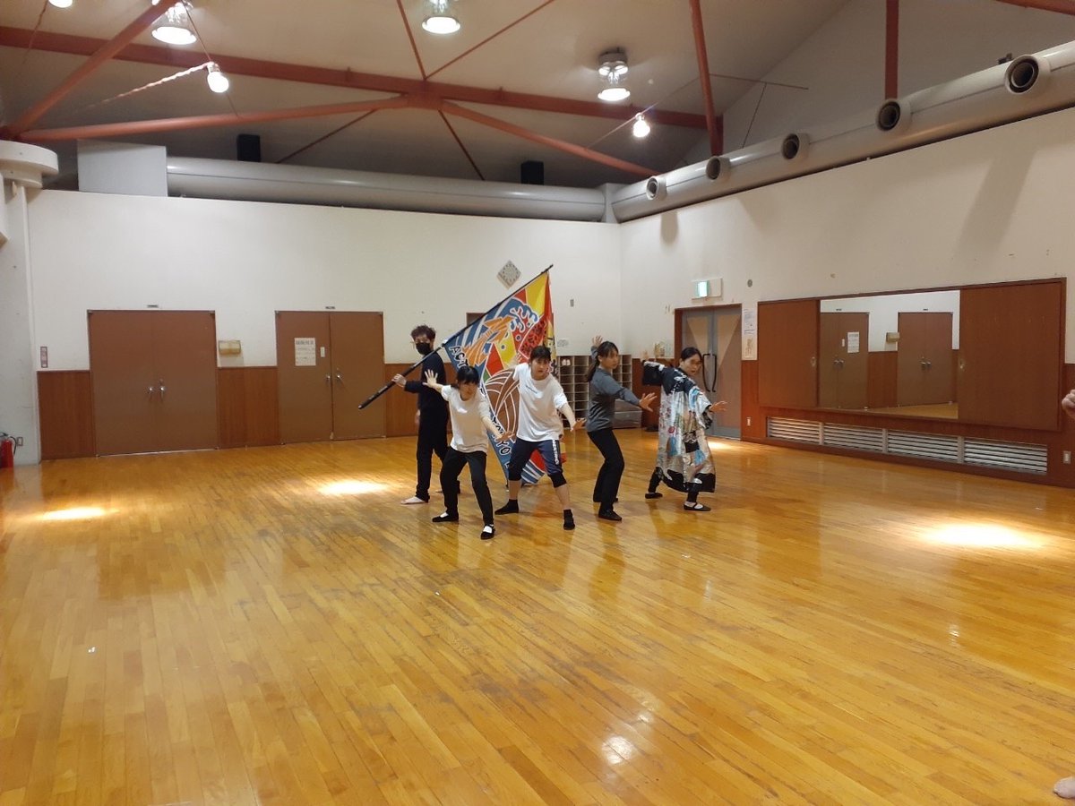 bowzclub_0's tweet photo. 西公民館まつりに向けて稽古中🌟
今回は大きな旗🚩も登場します✨迫力ありますよー！bowzのステージぜひご覧ください♪
西公民館まつりまだお席確保できます！
DMから受け付けております😆

#西公民館まつり
#秦野市 
#ミュージカル劇団 https://t.co/iiAYnJxIhA