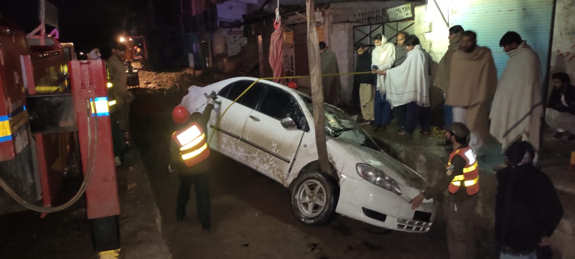 Rescue1122Buner's tweet photo. *ریسکیو 1122بونیر*

بونیر: سواڑی بازار میں ہاشم نامی شخص کے  موٹر کار حادثے کا شکار ہوکر سڑک کنارے نیچے کائی میں گر گئی،ریسکیو1122

بونیر: کنٹرول روم کو اطلاع موصول ہوتے ہی ریکوری ٹیم بروقت موقع پر پہنچ گئی ،

بونیر: ریکوری ٹیم نے گاڑی کو ریکور کر کے مالک کے حوالے کر دیا https://t.co/b3JJBgcllQ