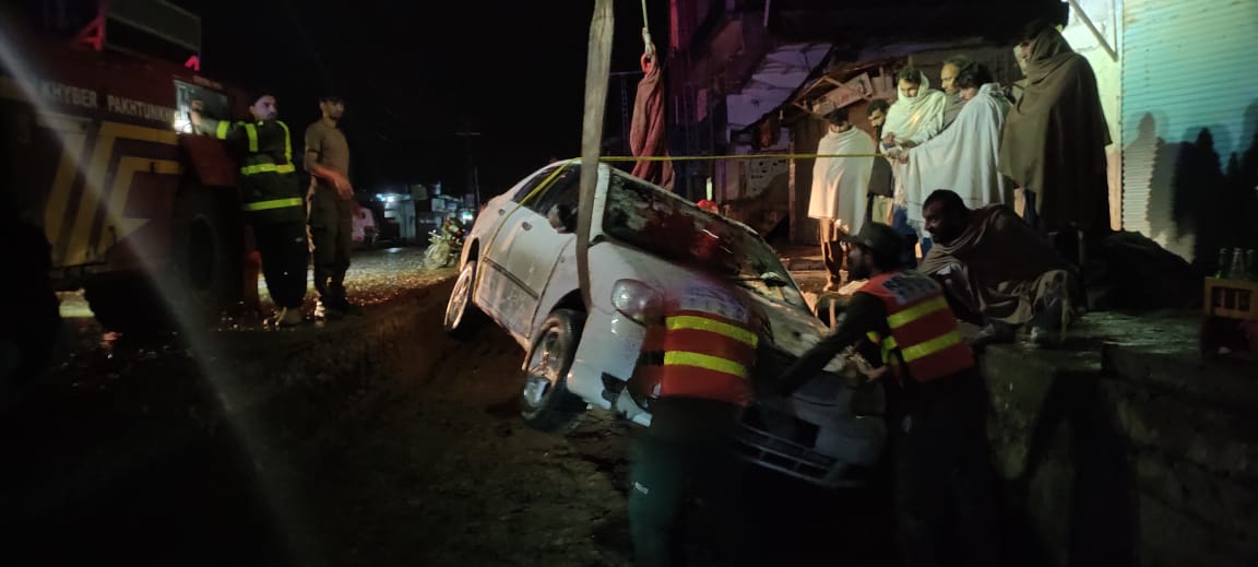 Rescue1122Buner's tweet photo. *ریسکیو 1122بونیر*

بونیر: سواڑی بازار میں ہاشم نامی شخص کے  موٹر کار حادثے کا شکار ہوکر سڑک کنارے نیچے کائی میں گر گئی،ریسکیو1122

بونیر: کنٹرول روم کو اطلاع موصول ہوتے ہی ریکوری ٹیم بروقت موقع پر پہنچ گئی ،

بونیر: ریکوری ٹیم نے گاڑی کو ریکور کر کے مالک کے حوالے کر دیا https://t.co/b3JJBgcllQ