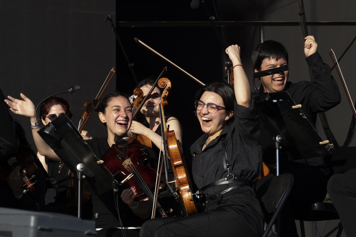 FOJIChile's tweet photo. 🎶 Sentimos una profunda admiración por nuestros músicas y músicos que hoy día tocaron junto con @bjork en @Primavera_STGO_ ¡Estuvieron increíbles! ✨ https://t.co/9a52KYrLkM