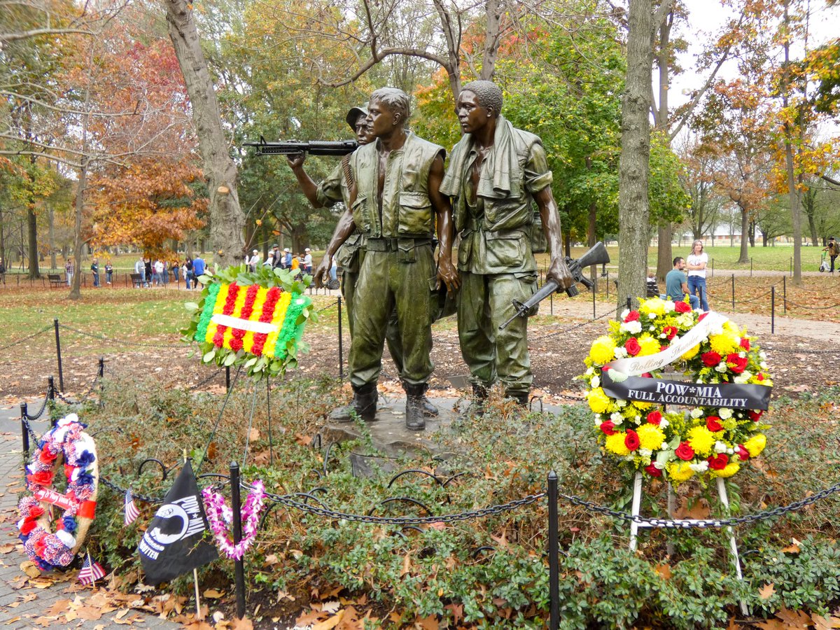watsup_c's tweet photo. Ft Gibson National Cemetery was too far to visit, so i went to the Vietnam Veterans Memorial and the Korean War Memorial. There were many Vietnam Vets looking for names of fallen comrades. #freedomisnotfree #VeteransDay https://t.co/eG55Vu4acF