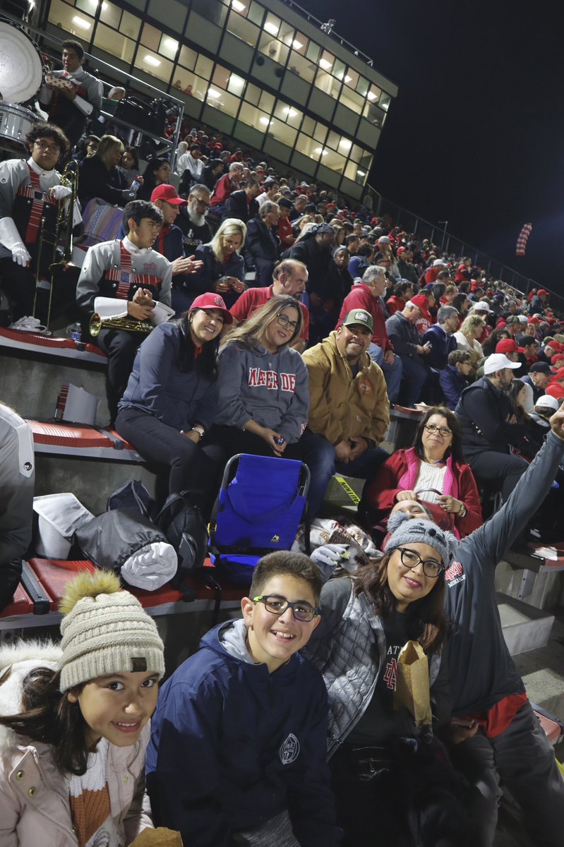 Materdeiband's tweet photo. #WeAreMD #HonorGloryLove #MaterDeiHighSchool #materdeimonarchs #instrumentalmusic #marchingband #materdeimarchingband #materdeiinstrumentalmusic #mdinstrumentalmusic #mdmarchingband https://t.co/MVYvX4lC8s