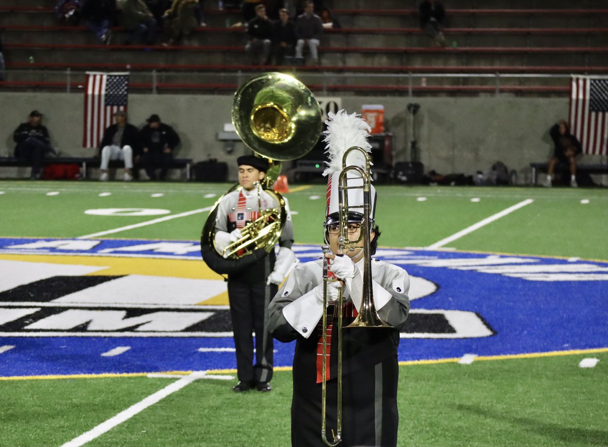 Materdeiband's tweet photo. #WeAreMD #HonorGloryLove #MaterDeiHighSchool #materdeimonarchs #instrumentalmusic #marchingband #materdeimarchingband #materdeiinstrumentalmusic #mdinstrumentalmusic #mdmarchingband https://t.co/MVYvX4lC8s