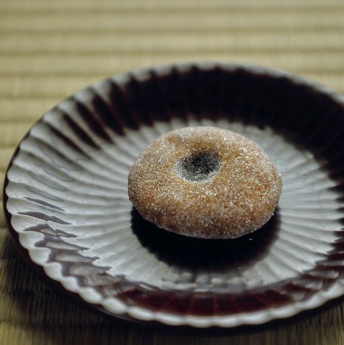 紅葉が美しい、酬恩庵一休寺。
今年も、とんち和菓子「通無道」をお召し上がりいただけるようです。
「通無道」とは拙著『となりの一休さん』から生まれたお菓子です。 
