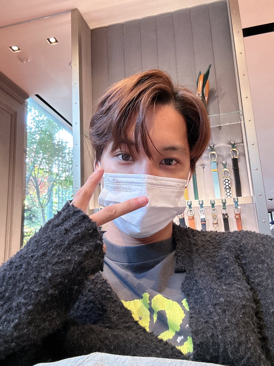 sweetsexyKAI's tweet photo. Taken from his brand new iPhone 14 ProMax 256gb fully paid with apple care, screen protector and super hard case! ๐คฃ๐ป
#KAIBubble #Jongin https://t.co/i7Ws9VO3Kn