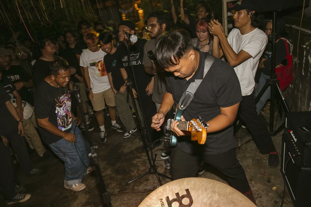 PLAYBURST tweet media