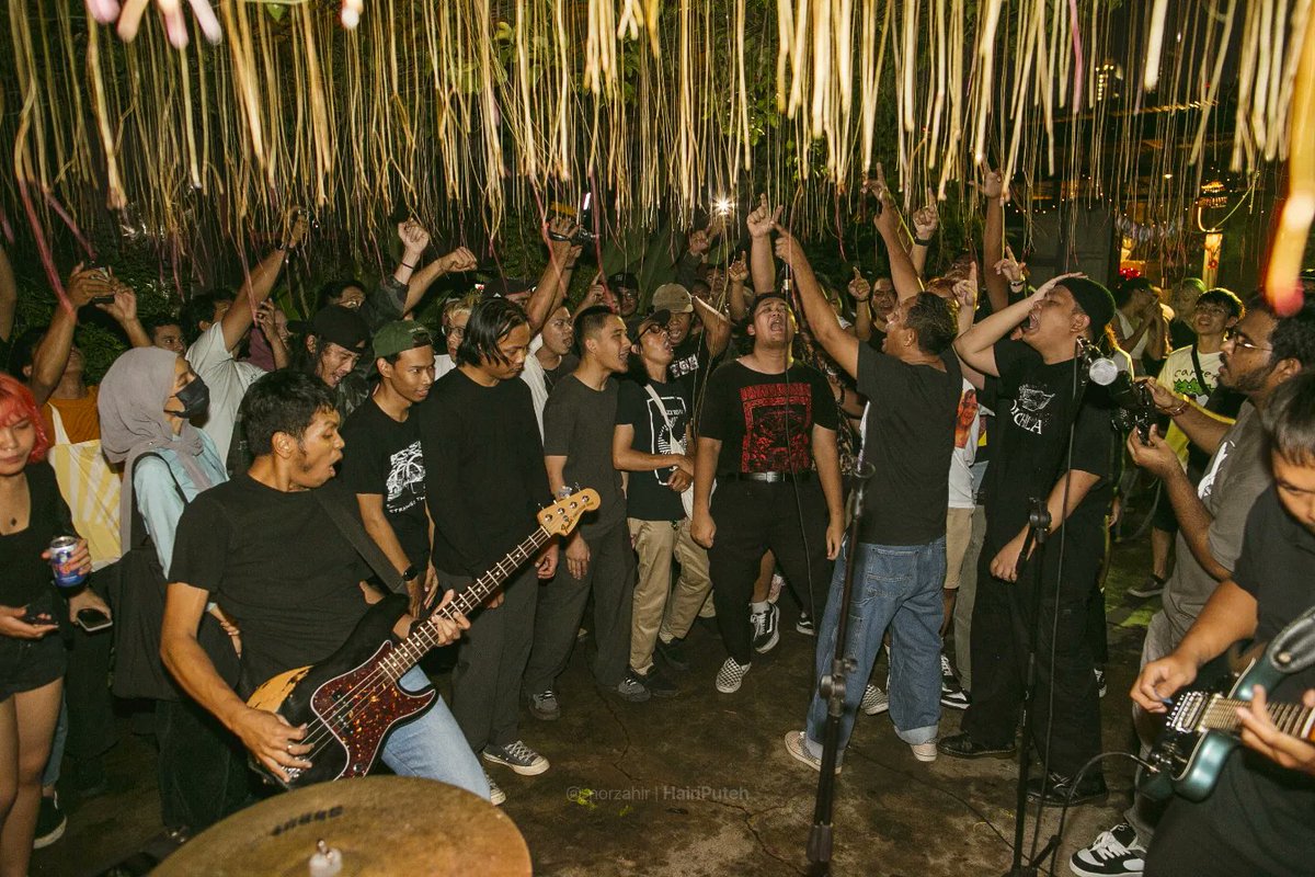 PLAYBURST tweet media