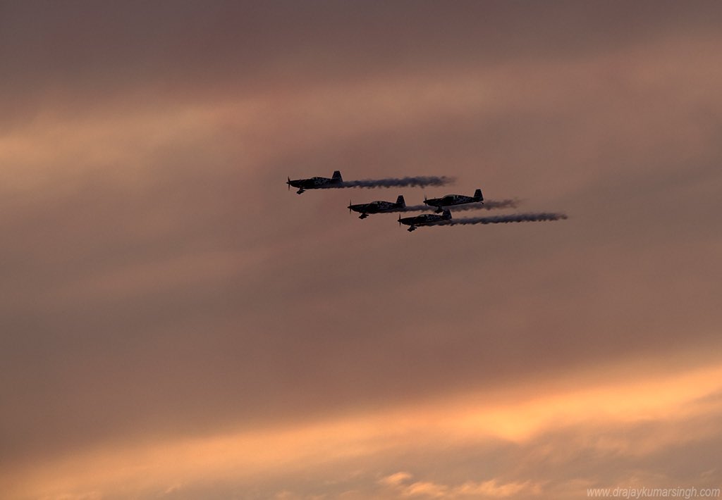 Draksphotos's tweet photo. Bahrain International Airshow 2022 (BIAS 2022). #SaudiHawk #AlFursan #RedArrows #GlobalStars https://t.co/EevBxp7hLK