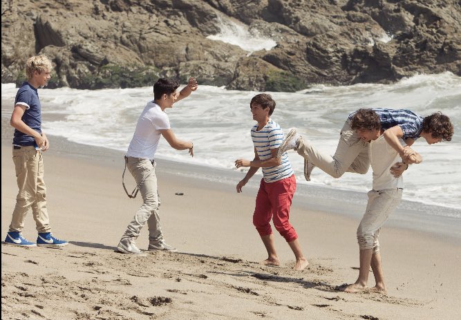 valenferra6's tweet photo. @AMAs I'm voting for #OneDirection "Story Of My Life" (2013) for #AMAsFanFavorite        at #AMAs https://t.co/lPvvihrOtT