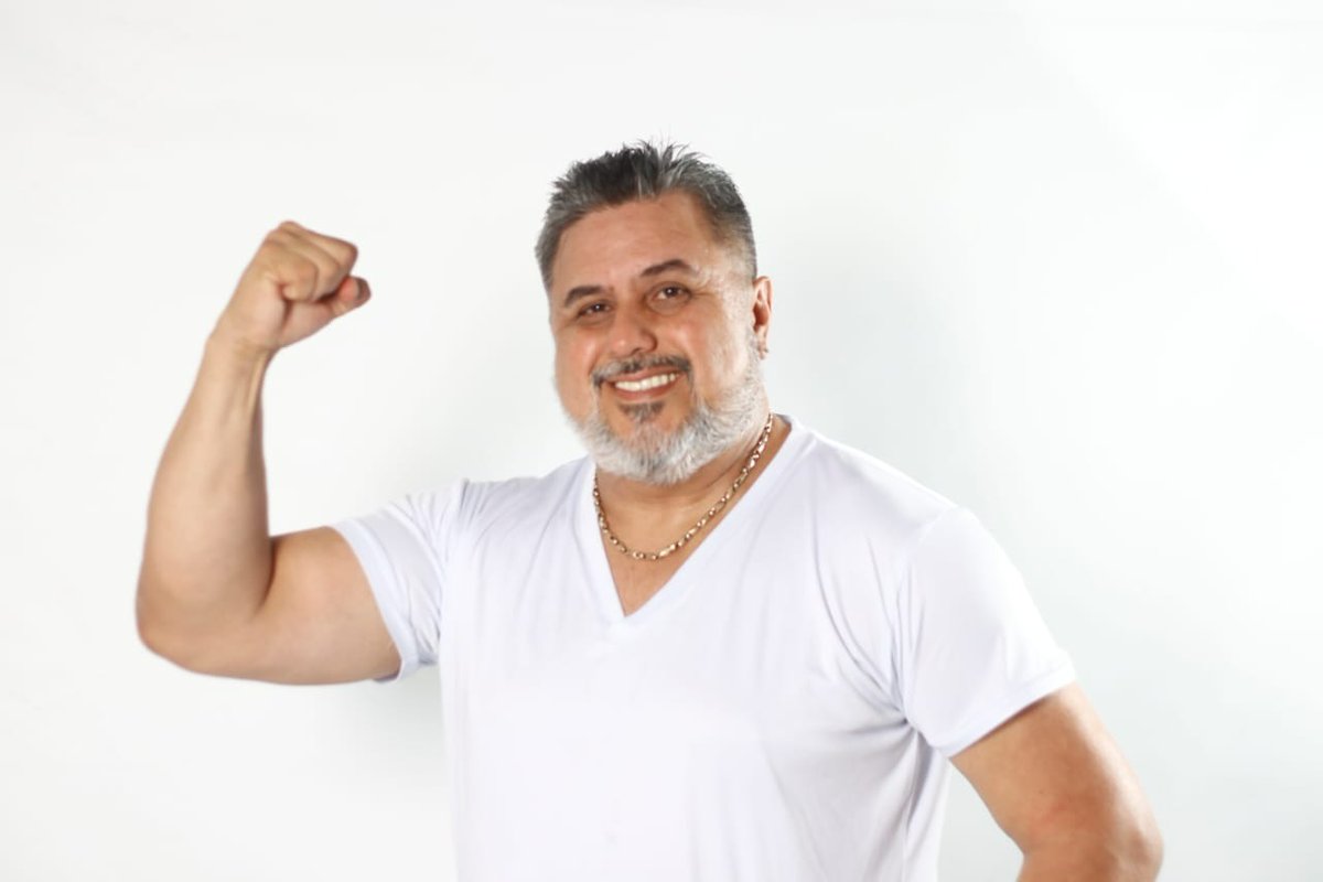 RAIMUNDOFER10's tweet photo. Nos empeñamos en asociar la pobreza con virtud, afianzamos el argumento al canto de «Pobres pero honrados», como si no pudiéramos ser «Prósperos y honrados». Insisten en valorar más la pobreza que la humildad, más la viveza que el ingenio. https://t.co/4c5WMKJlA1