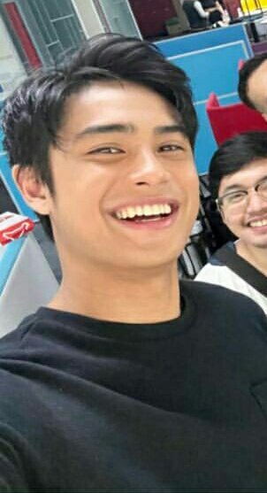 "anong ningingiti-ngiti niyo diyan? yung isa't-isa??"