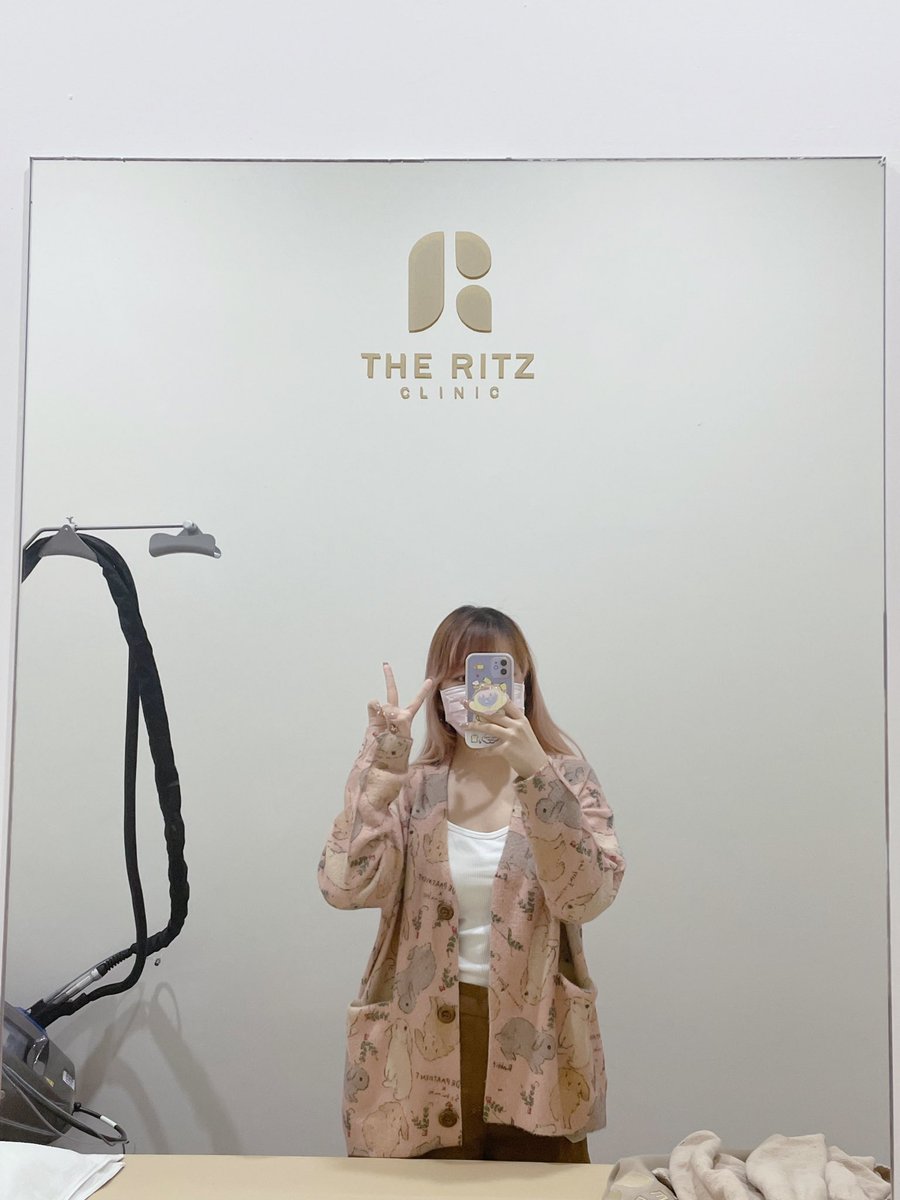 วันนี้ไปลองเลเซอร์กำจัดขนถาวร❄️แบบเย็นที่ The ritz clinic มาครั้งแรก เป็นแบบ Alexandrite laser ความรู้สึกแรกก็คือเย็นสบายมาก เขาจะทาเจลเย็นให้ก่อนแล้วก็ทำการเลเซอร์ ไม่รู้สึกเจ็บเลยทั้งตอนทำและหลังทำเสร็จ สบายมากจริงๆ กำจัดได้ทั้งขนหนา/ขนบาง
#MoveoRedLaserTHERITZ
#THERITZCLINIC