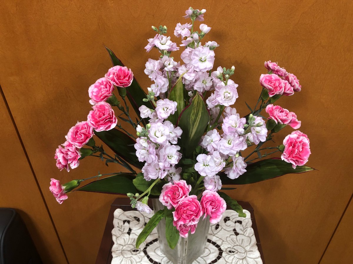 yanagimotoakira's tweet photo. 【週替】
週が変わり、政務官室に赴くと新しい花になってました。まさに一瞬、ホッと一息。
先週今週と慌しい日々が続きます。
その活動の一端はウィークリーサンクスで御報告。
#ウィークリーサンクス　#WeeklyThanks  #WT33  ＃柳本あきら　#自民党　#大阪 https://t.co/1gnkzqycBN