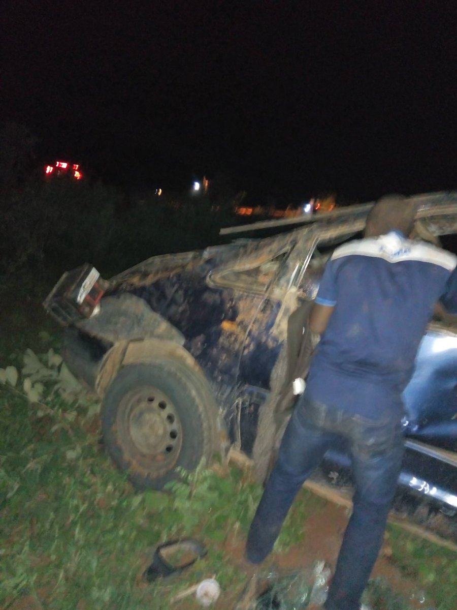 contentmints's tweet image. I had an accident in which our vehicle somersaulted a few times. By the time it stopped, everyone had fallen off except me and the guy sitting next to me. 

Obviously, the window beside me didn’t break and it protected me from falling outside. This guy sitting next